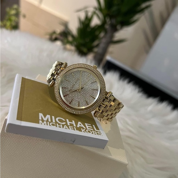 SOLD / Michael Kors Women’s Darci Crystal Pave Dial Watch
Case Size: 39mm - Picture 8 of 11
